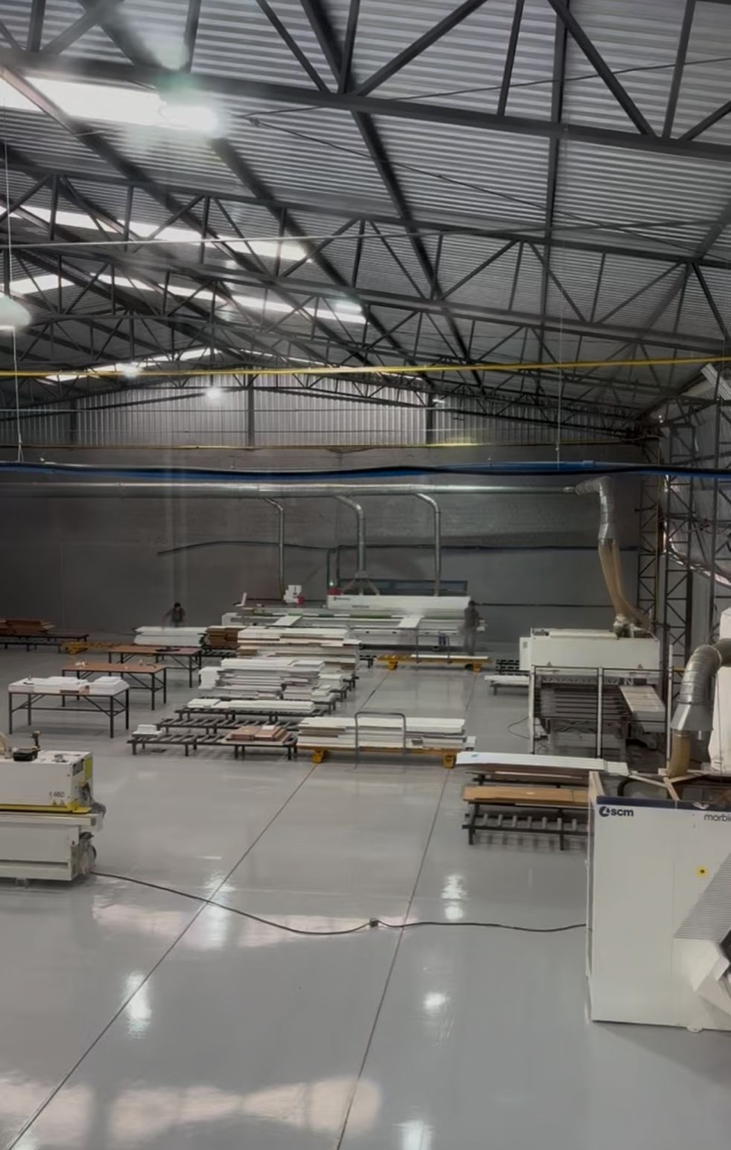 Chão de fábrica de móveis atendido pelo Clube Usina